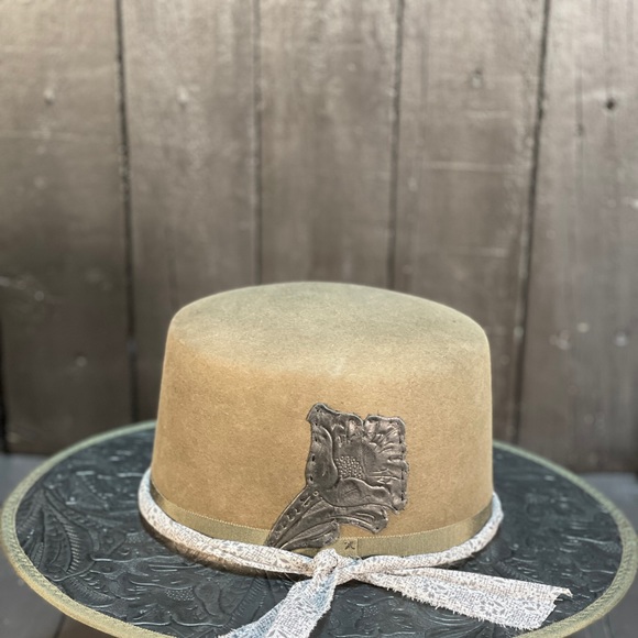 Handmade 100x rabbit fur felt. Unisex hat.